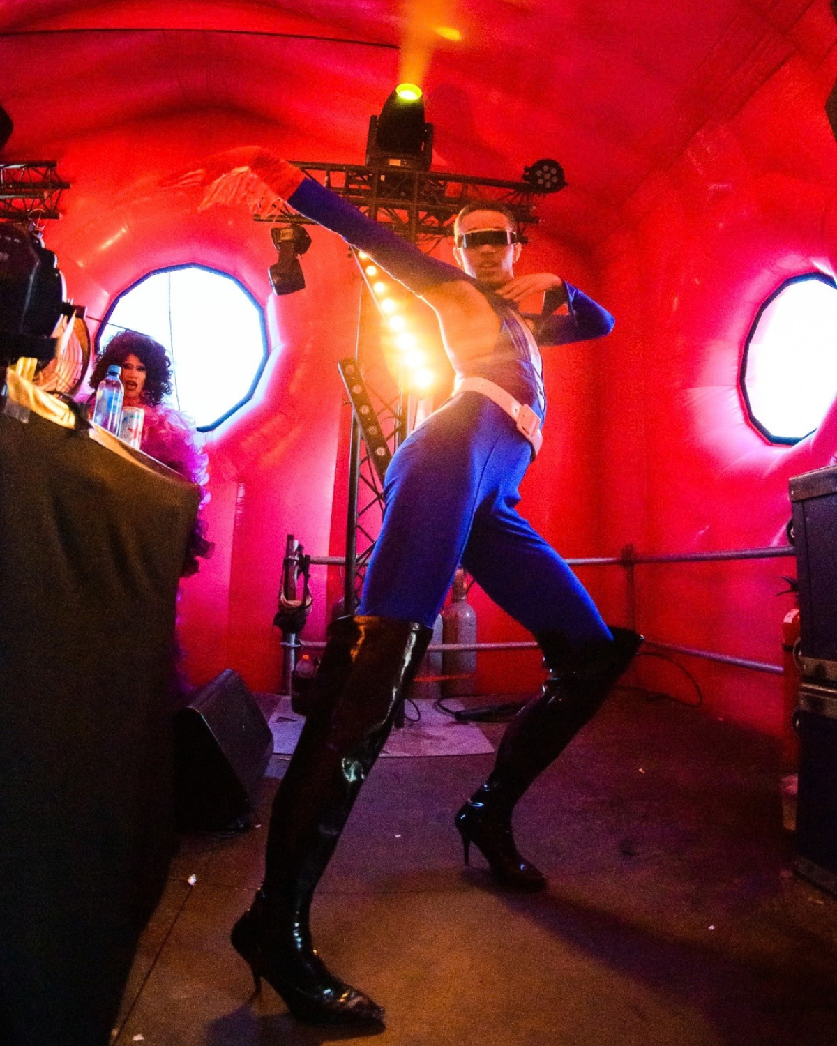 Boek Dimitri, queer en danser & performer via Flavourez Connect.