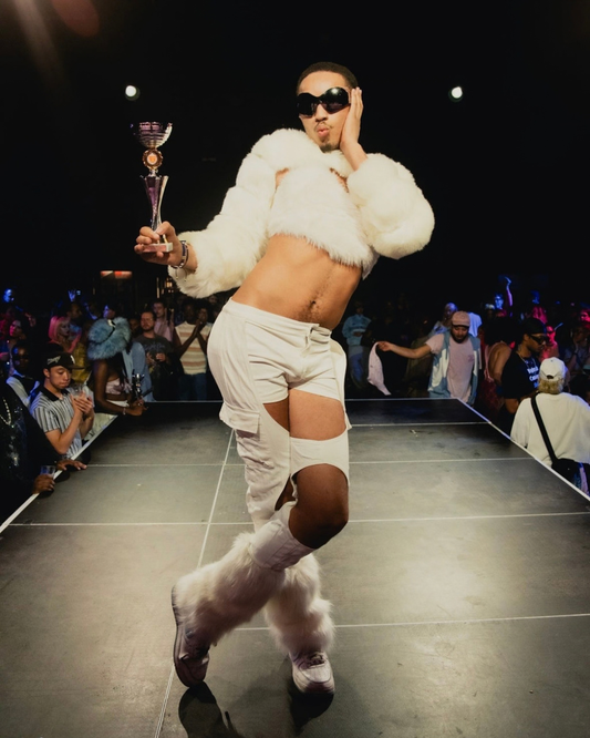 Boek Dimitri, queer en danser & performer via Flavourez Connect.
