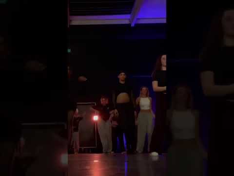 Boek Dimitri, queer en danser & performer via Flavourez Connect.