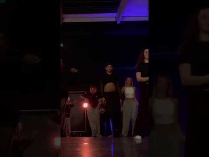 Boek Dimitri, queer en danser & performer via Flavourez Connect.